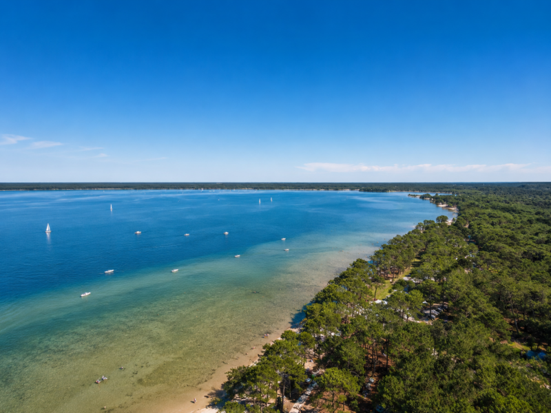 Vue aérienne du lac de Biscarrosse et de son environnement naturel.