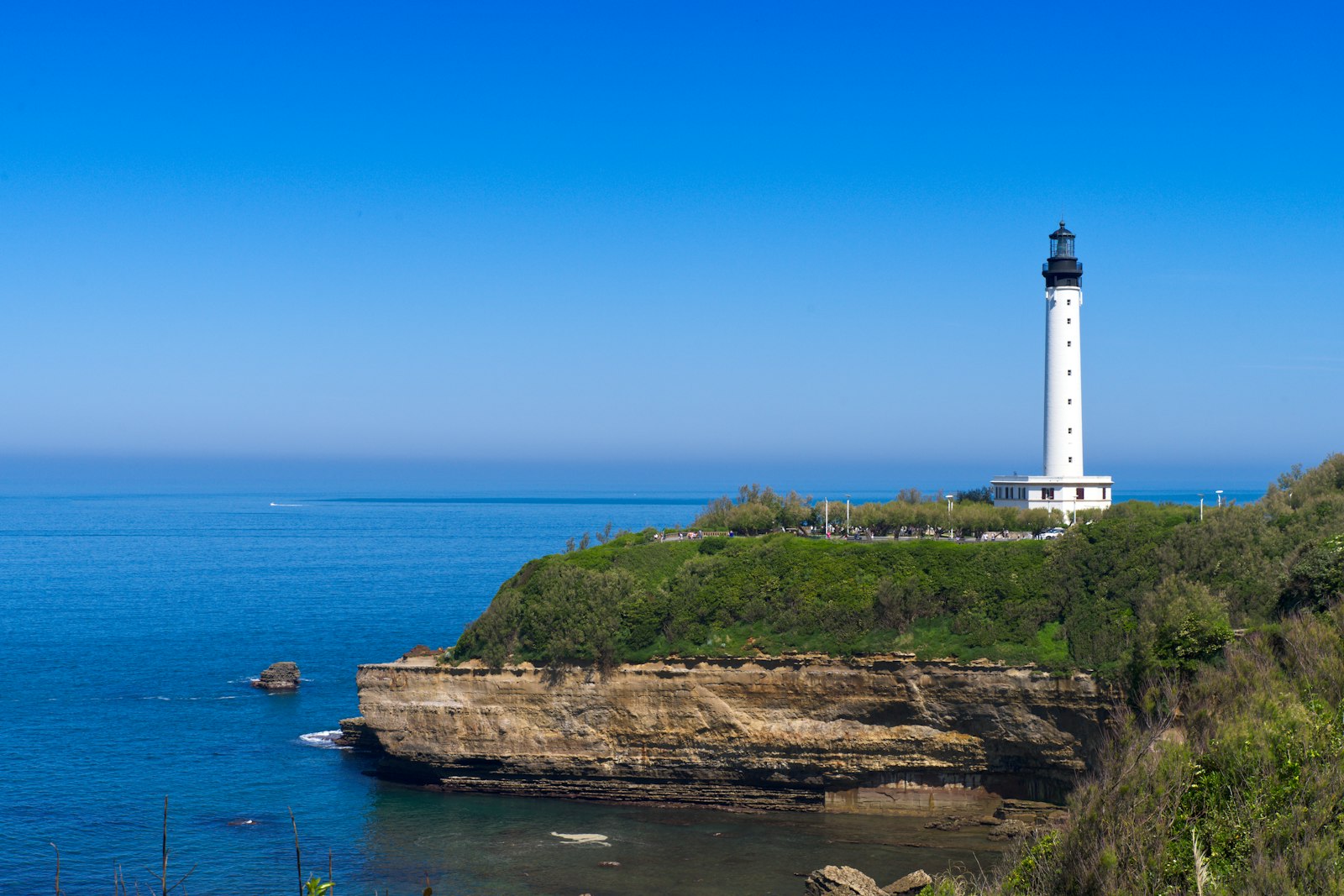 Le phare de Biarritz et le littoral basque