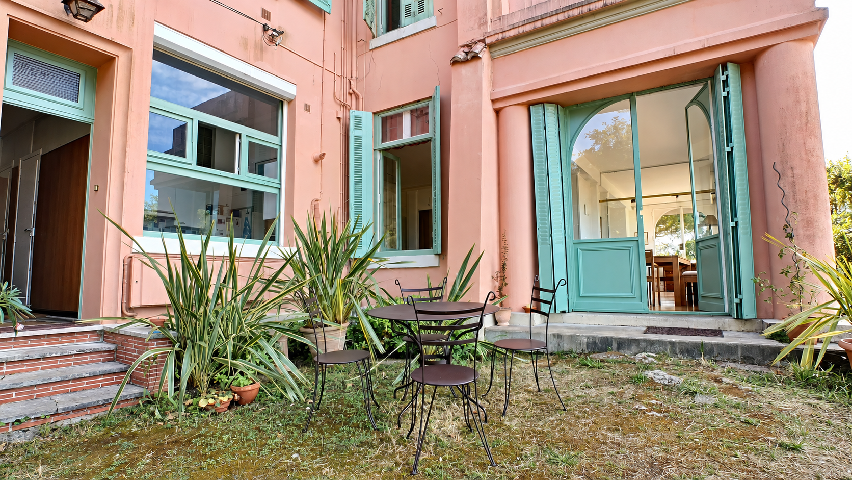 Façade rose et menuiseries vertes de La Sympathie à Arcachon en 2020