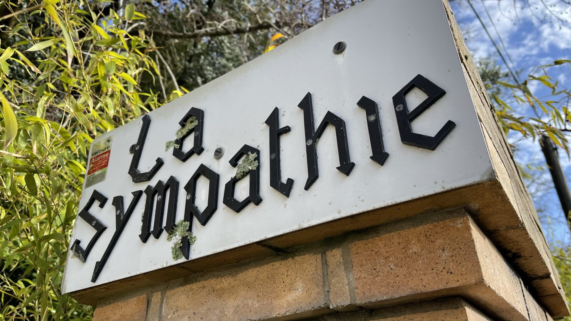 Plaque portant le nom La Sympathie à l’entrée de la villa à Arcachon
