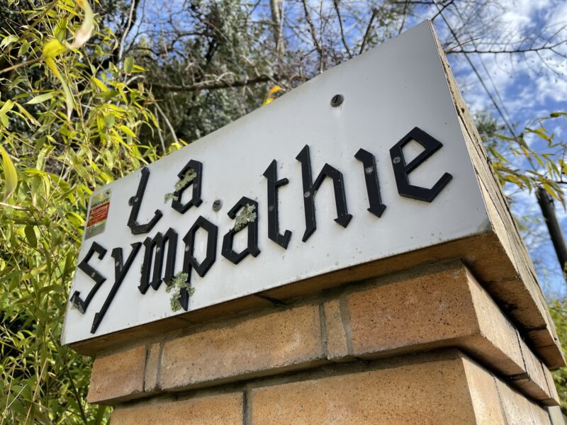 Plaque portant le nom La Sympathie à l’entrée de la villa à Arcachon