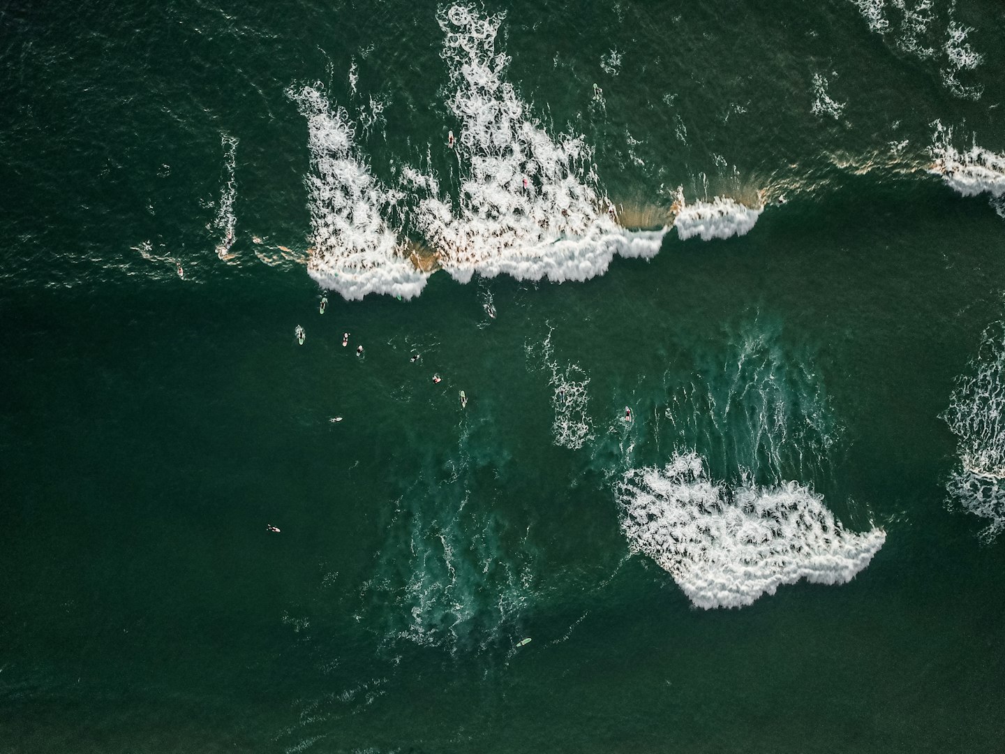 Vue aérienne des vagues de l’océan