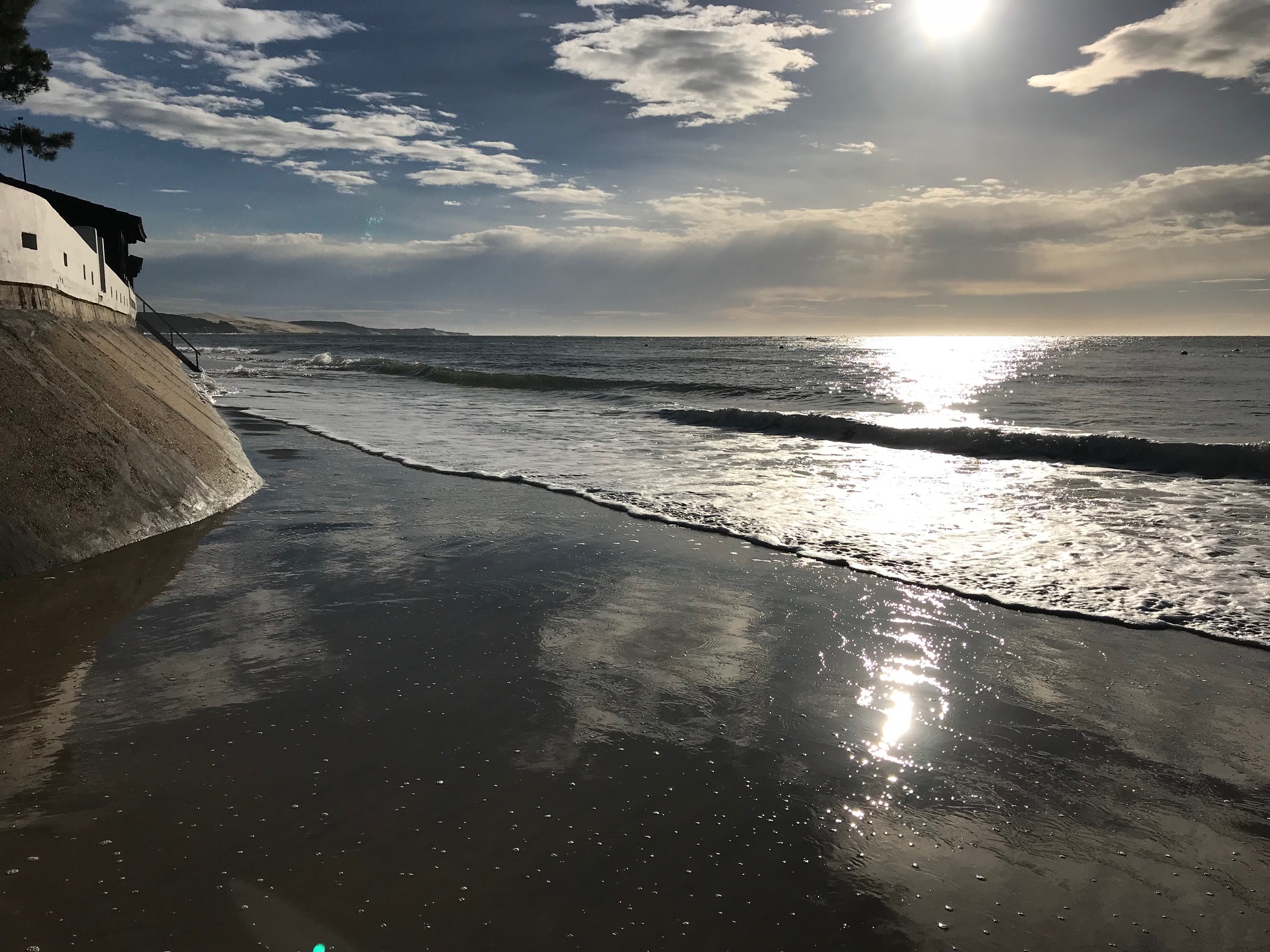 Vagues sur la plage du Pyla-sur-Mer et reflets du soleil sur le Bassin d’Arcachon.